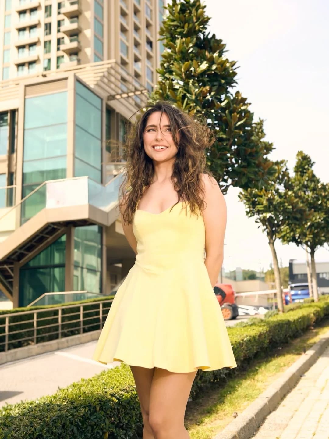 Sarı elbiseyle sokak çekimi